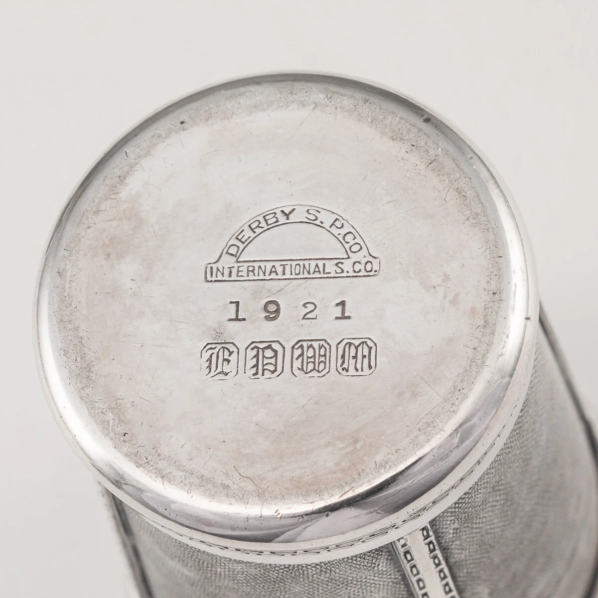 ANTIQUE 20THC NOVELTY SILVER PLATED 'GOLF BAG' COCKTAIL SHAKER SET